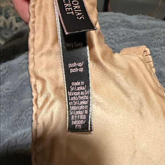 Victoria’s Secret very sexy push-up 34 DDD - Picture 2 of 5